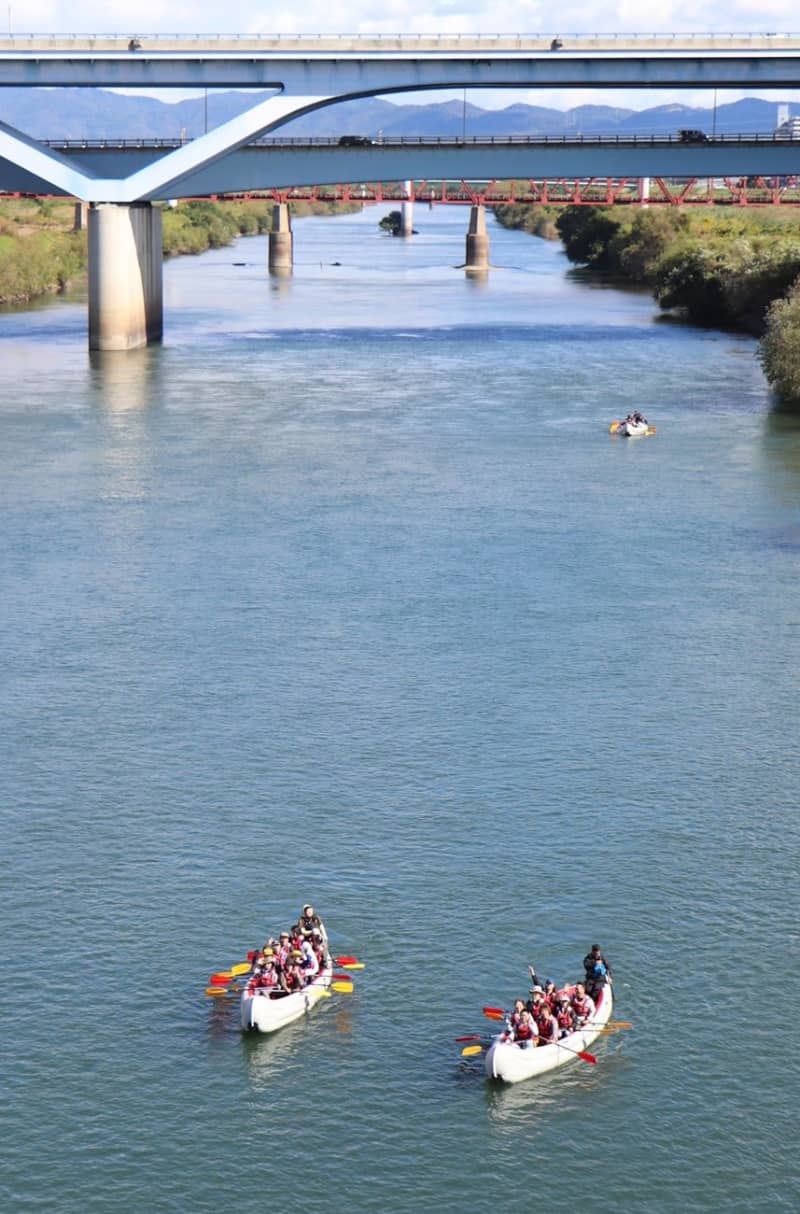 「Eボート」でのんびり川下り　京都などで観光体験ツアー