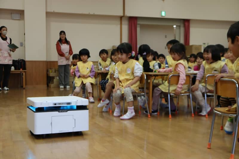 自動で動くロボットに園児興味津々　京都府精華町で地元企業ワークショップ
