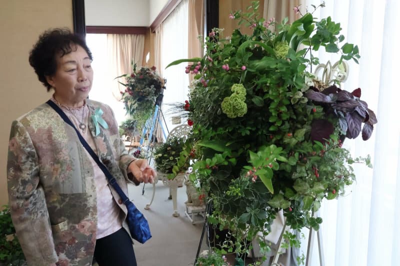 草花彩る「ハンギングバスケット」に癒されて　大津市の女性サークルが展示会