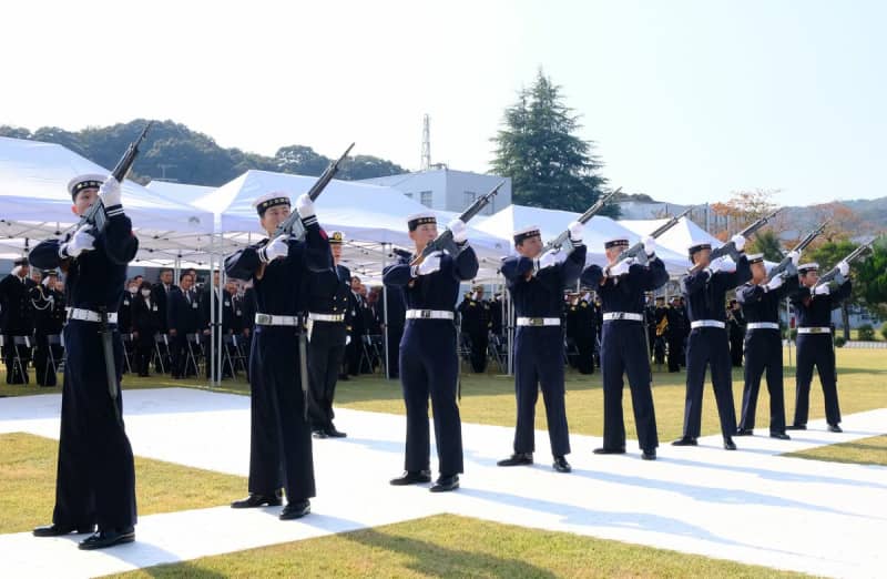 殉職の海上自衛隊員へ、弔いの銃声響く　京都・舞鶴地方総監部で追悼式