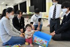 抱っこ体験の赤ちゃん募集　高校生が子育て学ぶ