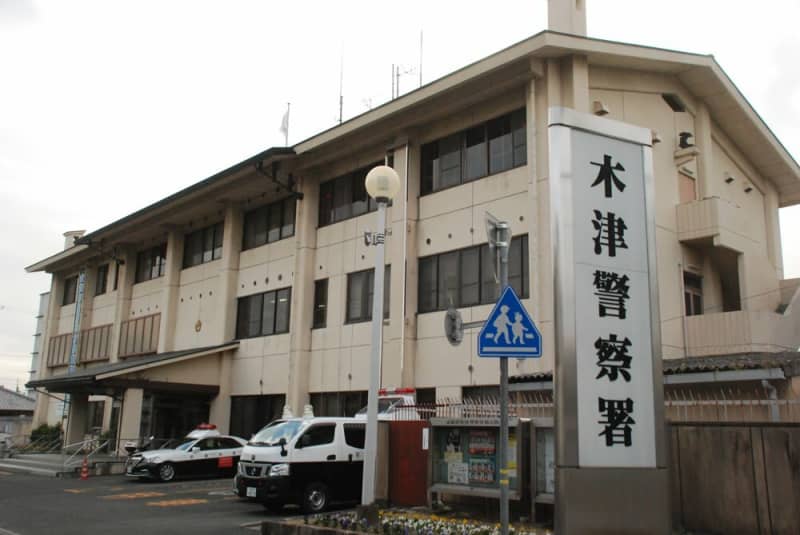 昼間に下校中の小学1年生がトラックにはねられ死亡　信号や横断歩道ない丁字路