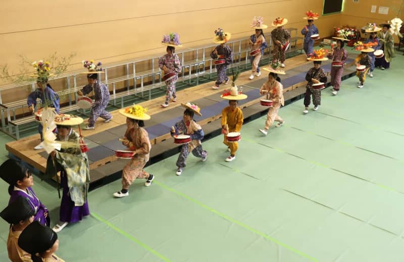 京都・亀岡の民俗芸能「出雲風流花踊り」披露　1カ月の練習の成果は「200点」