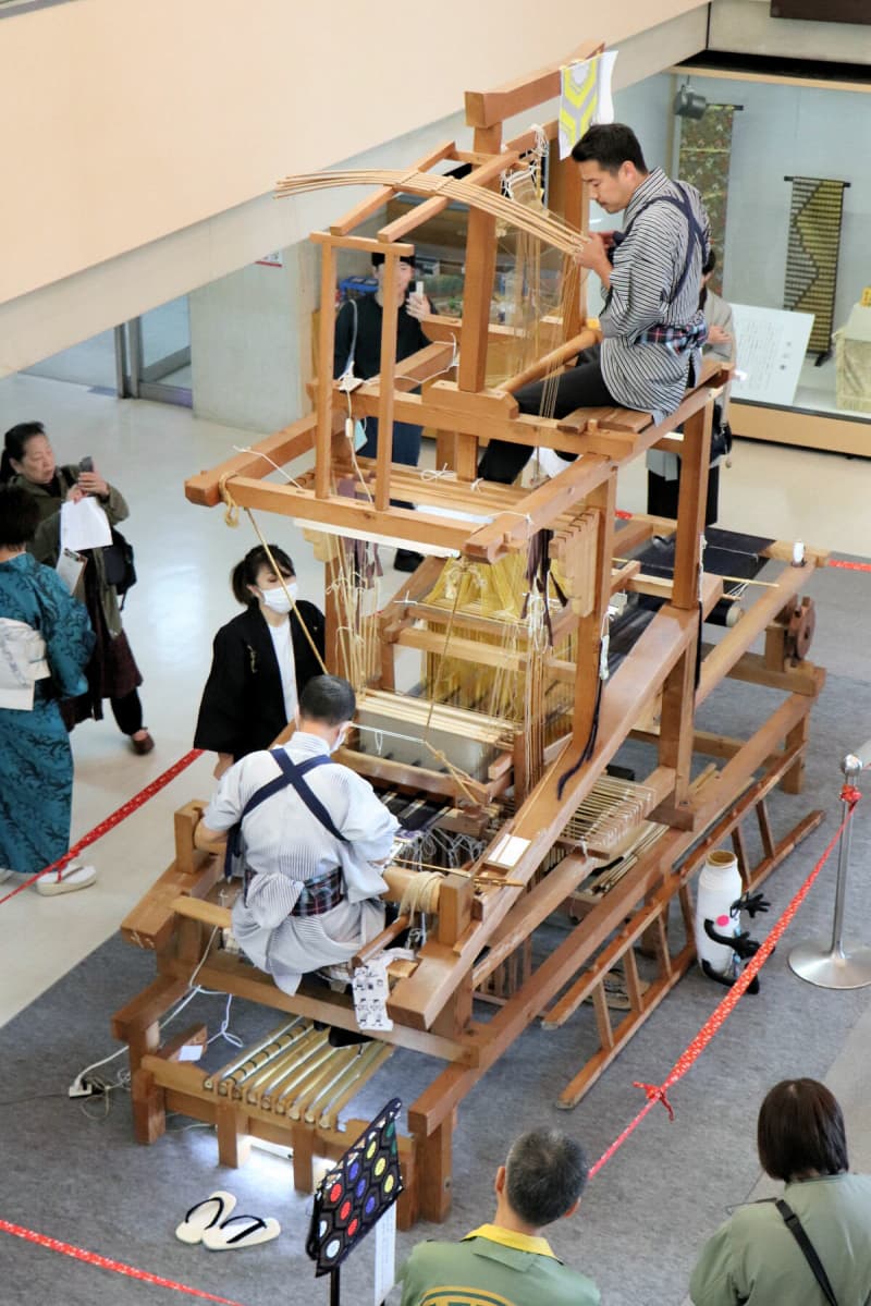 京都で西陣織大会、幻の織機実演　西陣織工業組合50周年、帯地など約400点展示
