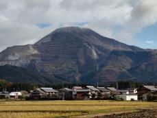 滋賀の最高峰・伊吹山が初冠雪、平年より7日早く　比良山系でも観測