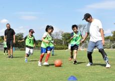 京都サンガのコーチが指南、親子サッカー教室　「お父さんに負けたけど楽しかった」