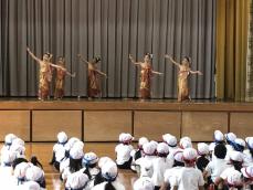 タイの少女舞踊団が優美な伝統舞踊を披露　京都・向日市の小学校で児童と交流