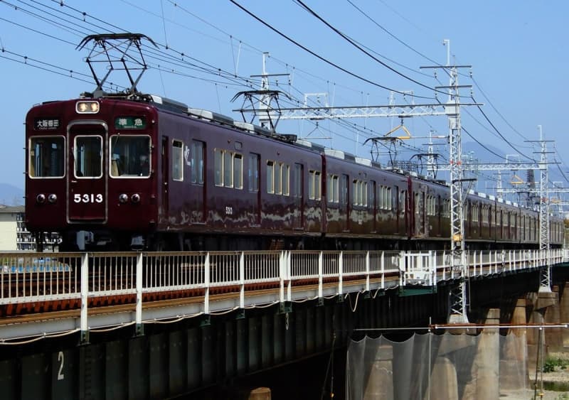 阪急京都線の西京極駅で人身事故　京都線と千里線で一時運転見合わせ