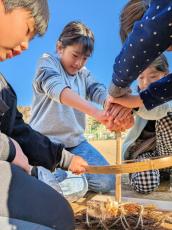 火おこし「腕疲れたけど、できた」　京都・南丹の小学校で児童が体験