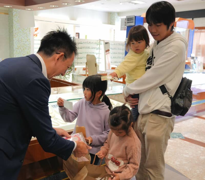 子どもら金券を手に「お使いで来ました」　京都・綾部で「綾のまちめぐりフェス」