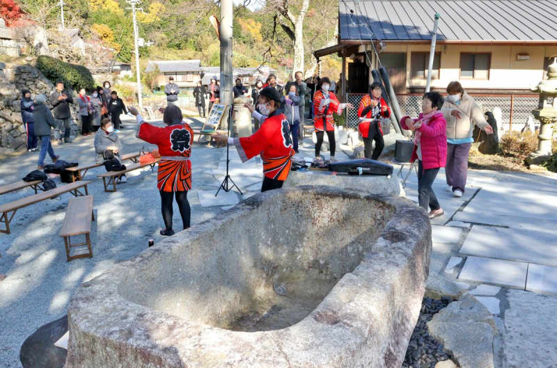 かつて集落で火災、復興のため売却「巨石くりぬいた湯壺」故郷に戻り感謝のつどい