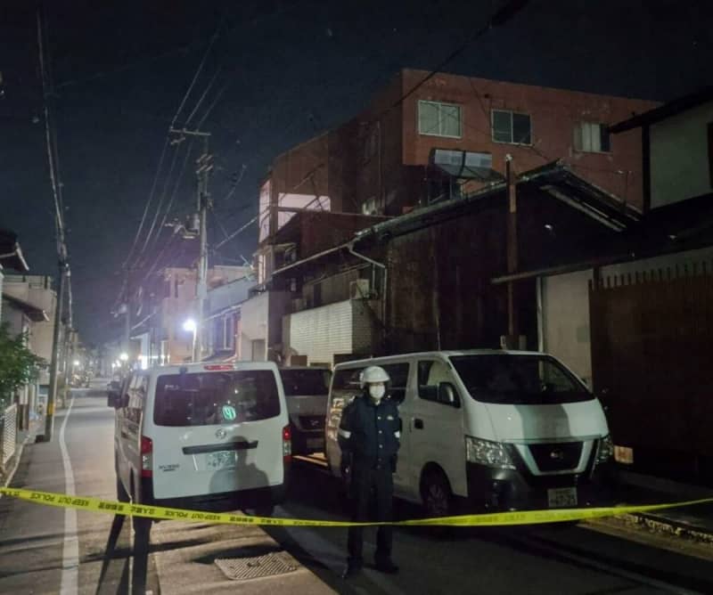 82歳男性が背中から血を流して死亡　マンション踊り場で発見、刺したような傷　殺人の可能性で捜査　京都
