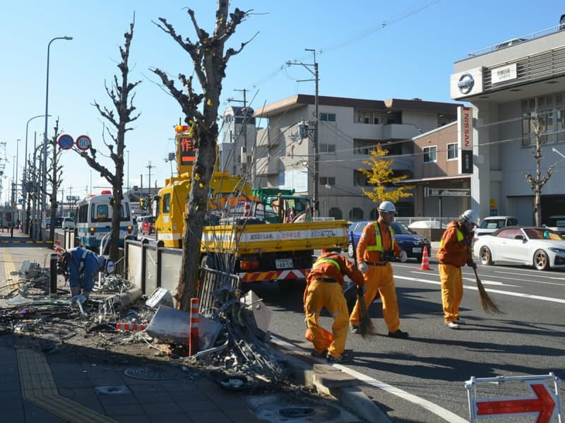 トラックと軽自動車衝突、信号機なぎ倒す　京都の国道で事故、一時交通規制