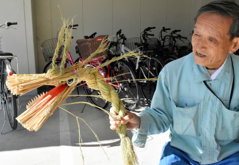 しめ縄作り40年、初挑戦の「辰」は目力にこだわり　京都の81歳男性