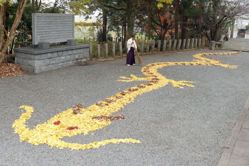 京都府亀岡市の神社に恒例の「落ち葉アート」登場　この冬はどんな絵柄に？