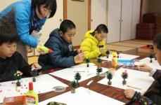 松ぼっくりでツリーを　「飾ってケーキ食べたい」と児童　京都府宮津市で工作教室