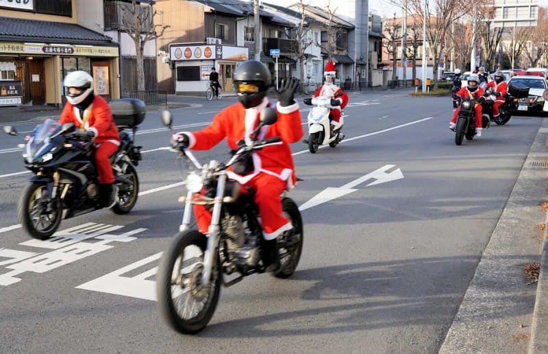 サンタ姿ライダーずらり、安全運転呼びかけ　元SKE48梅本まどかさんも「模範になる運転心がける」