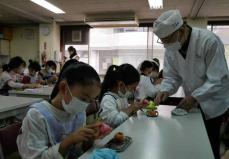 「見るのも食べるのも楽しい」小学生が和菓子の妙技を体感　大山崎で体験教室