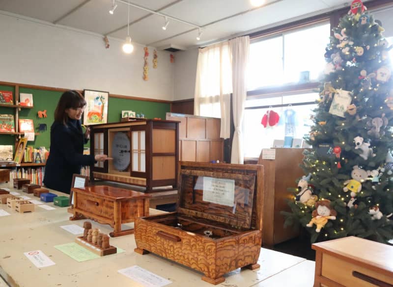 「人の心に染み入る音色」木製オルゴールずらり　京都府京丹波町の書店で展示