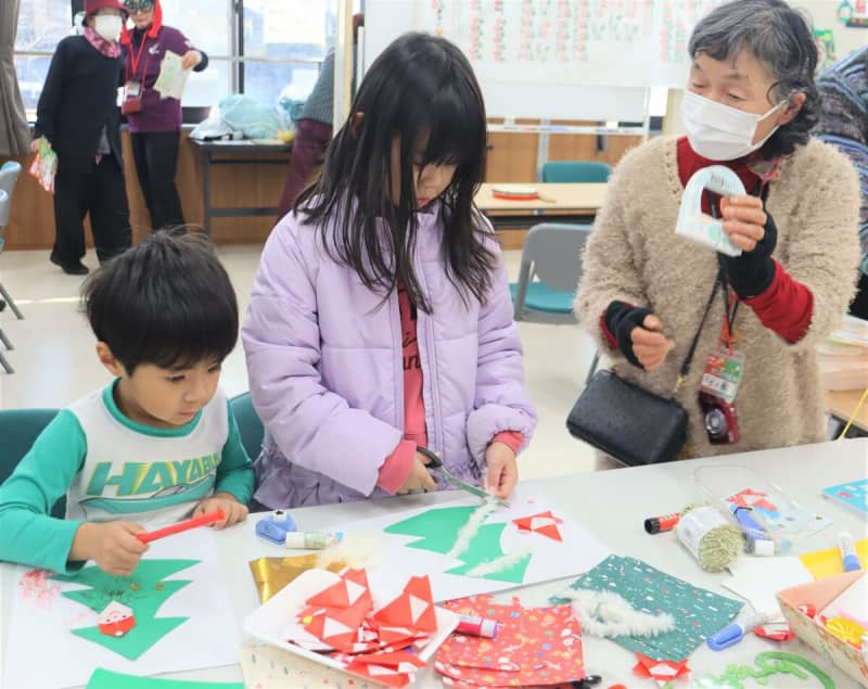 工作や点字、大型オセロも　京都・南丹で催し、子どもたちが多彩な体験楽しむ