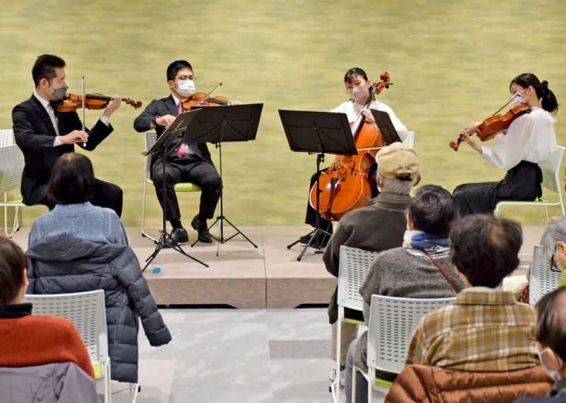 京都の「認知症カフェ」でコンサート、高齢者60人がプロの弦楽四重奏を堪能