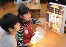 太陽光発電や蓄電池、京セラ社員から地球環境に優しい電気学ぶ　京都の小学校で出前授業