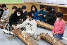 琴で「さくらさくら」合奏　京都・南丹の小学校児童が卒業生の指導で初体験「面白い」