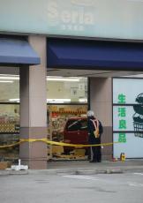 縁石乗り越え軽乗用車が雑貨店に突入、女性重傷　75歳男性が運転