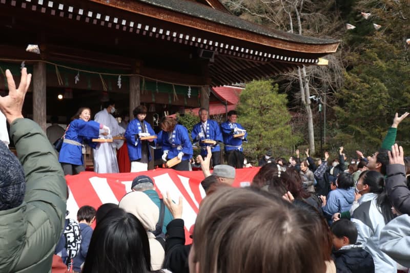 かけ声は「福は内」のみ　京都・亀岡の出雲大神宮で節分祭、福豆まき