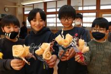 かんなくずを折って巻いてバラの胸花、卒業式に向け児童ら手作り　京都・井手