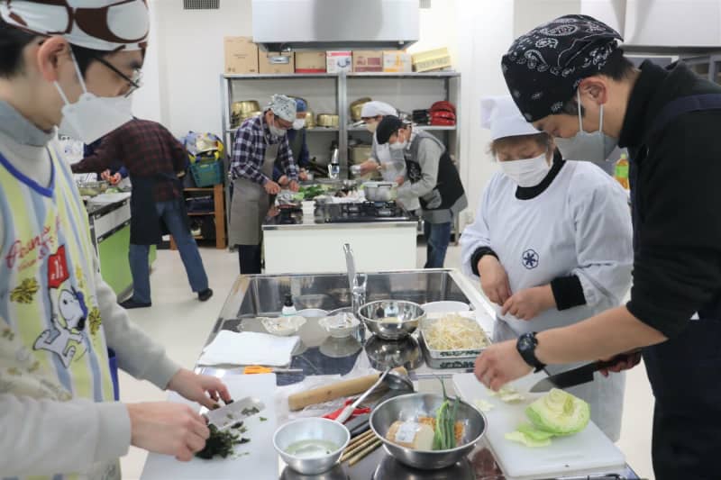 働き世代男性、料理に挑戦　京都・南丹で教室「これから料理してみようという気に」
