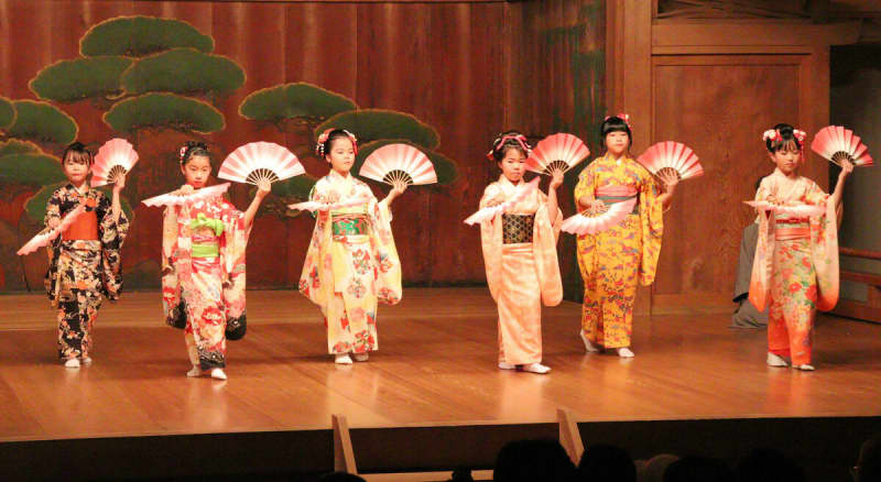 あでやか「日本舞踊」子どもらが優美な踊り披露　京都で発表会