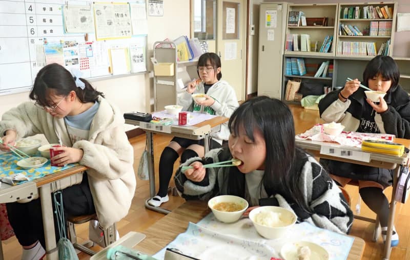 小学校給食に北海道産ホタテ「柔らかくておいしかった」　国内需要の一助に