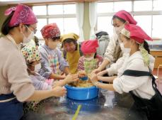 京都府長岡京市で伝統のみそづくり　農村の食文化、地元小学生ら親子で体験