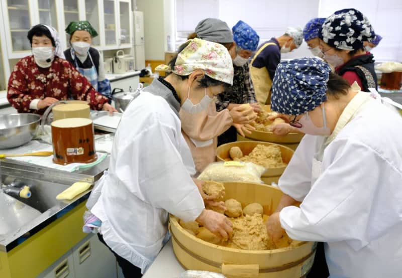 料理研究家が教える独自レシピの減塩みそ　京都府舞鶴市で市民ら仕込み「孫にうまいみそ汁を」