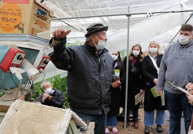 「害虫捕獲の黄色いテープ、興味深い」アメリカの大学生が京都・亀岡市の農業に熱視線