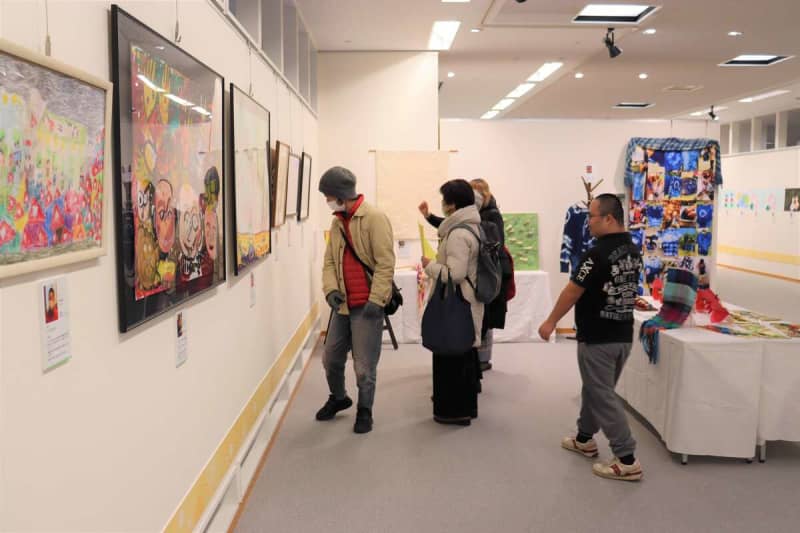 長刀鉾をダイナミックに描いた作品など展示　京都市中京区で障害者制作のアート展