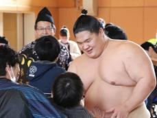 大相撲・宇良関　子どもたちとの対戦で見せた真の強者の所作　人気の「番付」さらに上昇