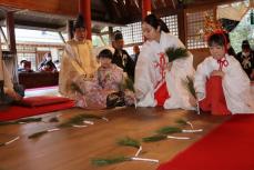 室町時代の農耕儀礼伝える　京都・木津川で「いごもり祭」　田植えの所作、太鼓に合わせて