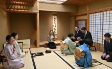 京都市と独ケルンとの友好、振り返り一服　市役所内で茶会、姉妹都市60周年催し報告