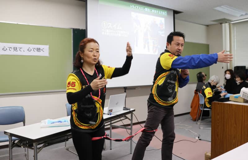 日本初の盲ろう者トライアスロン選手「サポートあれば、できることたくさん」　京都・亀岡で講演