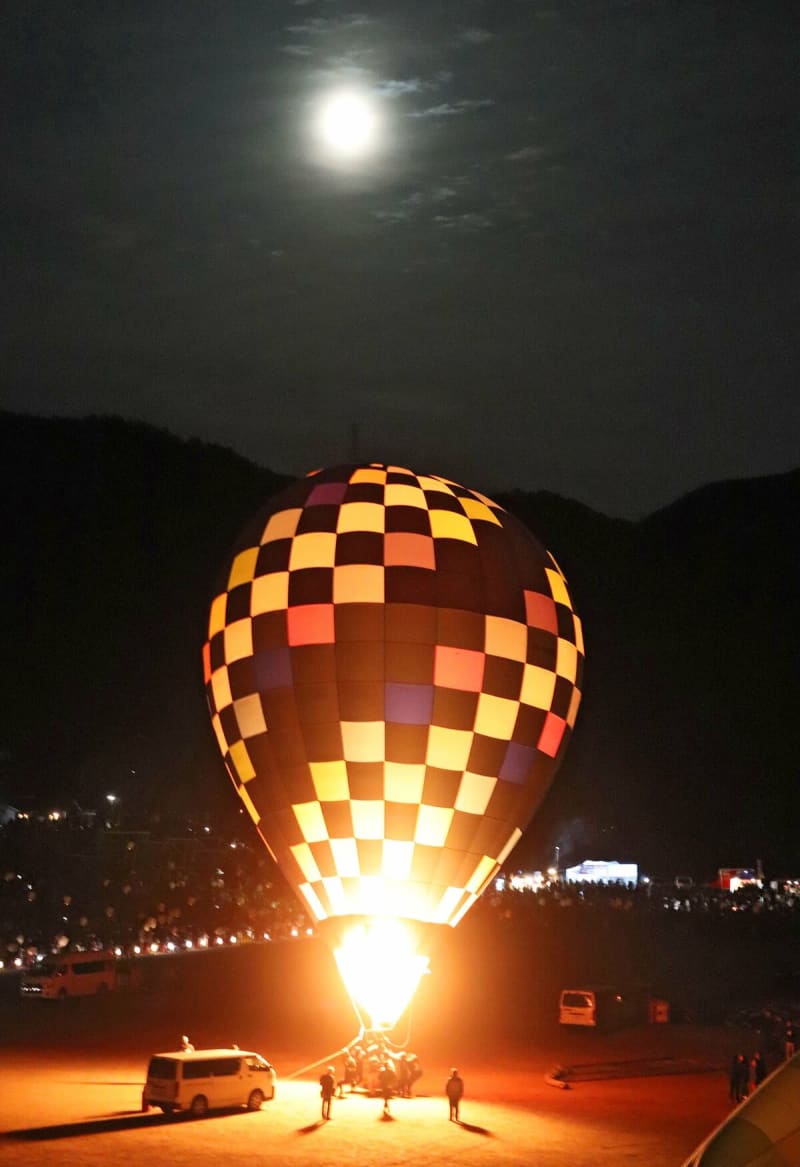 満月の夜に浮かんだものは　炎で照らされた楕円の膨らみ　京都・亀岡市で「フェス」