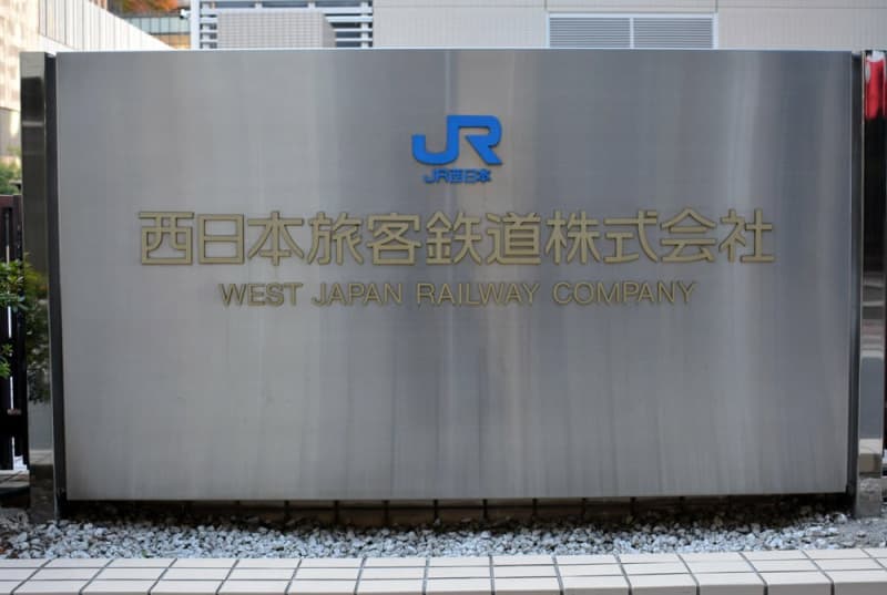 JR琵琶湖線の踏切で快速電車と人が接触　米原ー野洲駅間で一時運転見合わせ