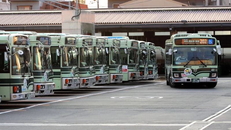 京都市バスが接触事故、ブレーキのはずみで乗客2人が軽傷