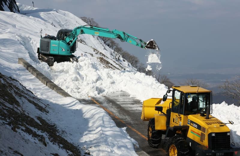 もうすぐ春、白銀の道路で除雪作業　滋賀・伊吹山