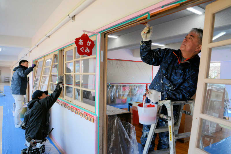 みんな喜ぶ塗装ボランティア　職人が幼稚園の壁や天井塗り直す　「新鮮な気持ちで過ごして」