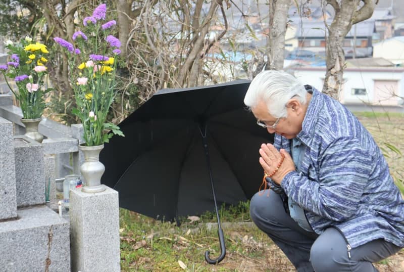 再審開始の判断を確信「父ちゃん、力貸してや」　日野町事件、元受刑者の阪原弘さんの墓前で長男
