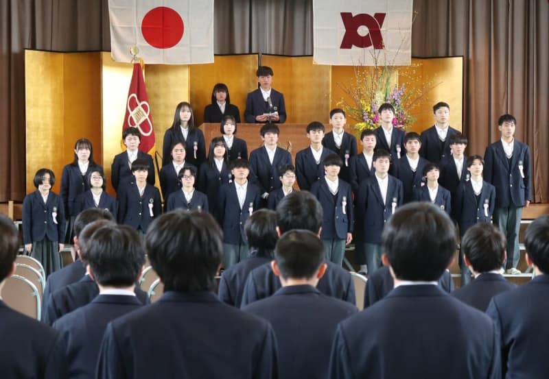 最後の巣立ち29人「本当にありがとう」　3月末で閉校の京都府亀岡市の中学校で卒業式