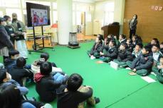 滋賀県高島市の小学校に中国延安市の児童20人が訪問　給食など通じ交流