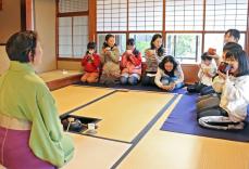 「抹茶は少し苦かったけど体験できてよかった」　京都・向日、親子で茶道体験